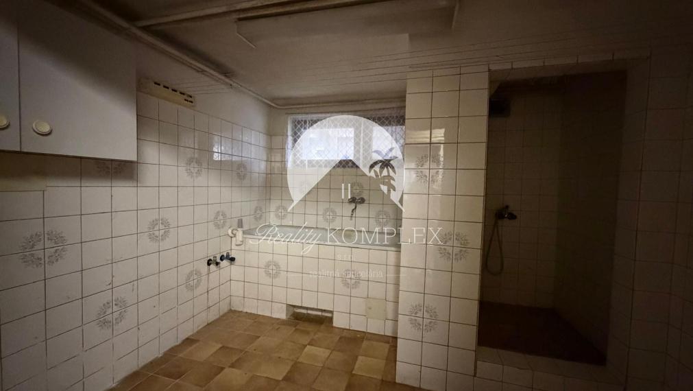 Reality KOMPLEX s.r.o. vám ponúka na predaj priestranný tehlový rodinný dom nachádzajúci sa v obci Zemianska Olča.