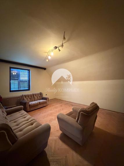 Reality KOMPLEX s.r.o. vám ponúka na predaj priestranný tehlový rodinný dom nachádzajúci sa v obci Zemianska Olča.