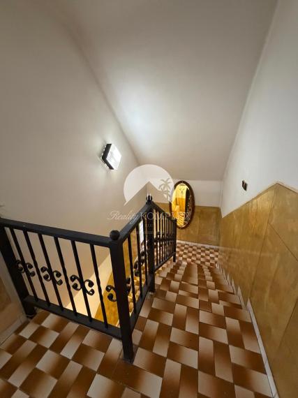 Reality KOMPLEX s.r.o. vám ponúka na predaj priestranný tehlový rodinný dom nachádzajúci sa v obci Zemianska Olča.