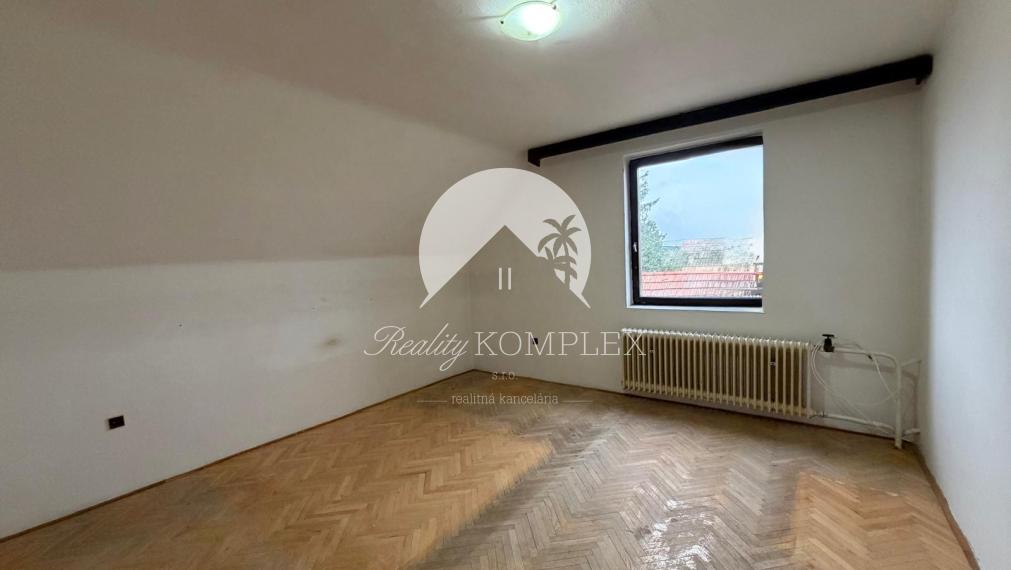 Reality KOMPLEX s.r.o. vám ponúka na predaj priestranný tehlový rodinný dom nachádzajúci sa v obci Zemianska Olča.