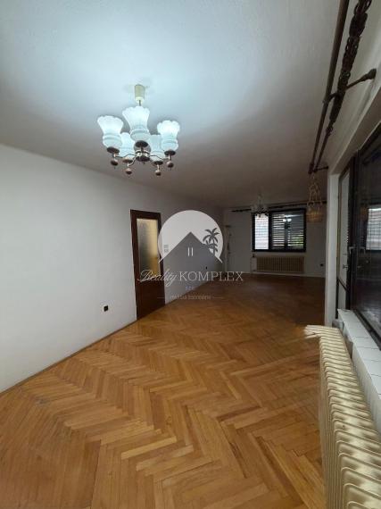 Reality KOMPLEX s.r.o. vám ponúka na predaj priestranný tehlový rodinný dom nachádzajúci sa v obci Zemianska Olča.