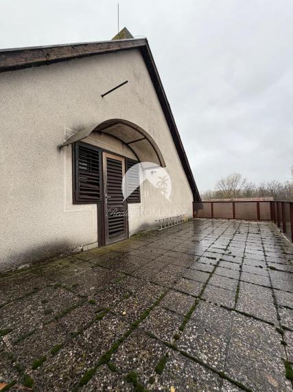 Reality KOMPLEX s.r.o. vám ponúka na predaj priestranný tehlový rodinný dom nachádzajúci sa v obci Zemianska Olča.