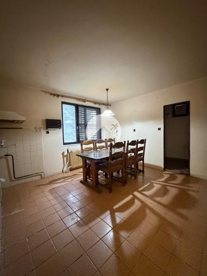 Reality KOMPLEX s.r.o. vám ponúka na predaj priestranný tehlový rodinný dom nachádzajúci sa v obci Zemianska Olča.