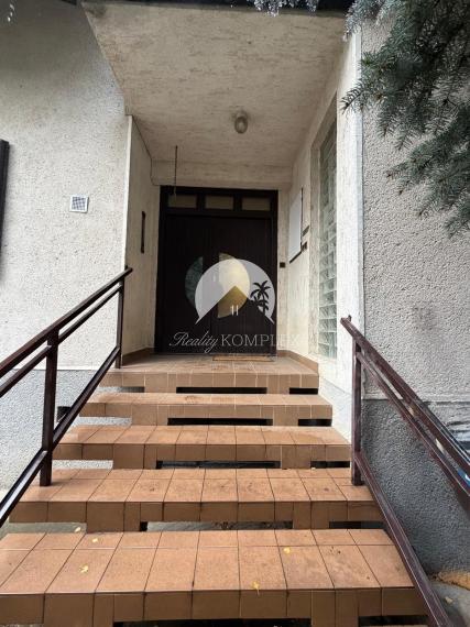 Reality KOMPLEX s.r.o. vám ponúka na predaj priestranný tehlový rodinný dom nachádzajúci sa v obci Zemianska Olča.