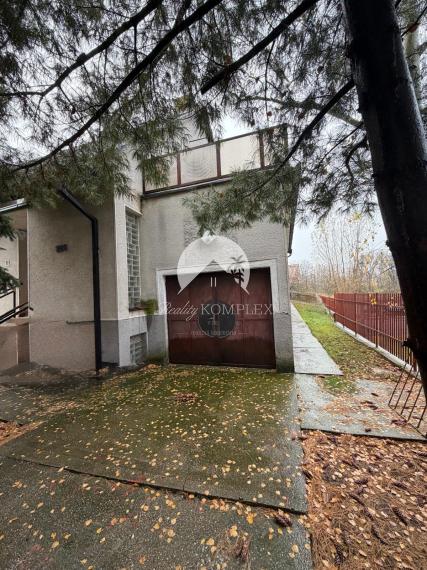 Reality KOMPLEX s.r.o. vám ponúka na predaj priestranný tehlový rodinný dom nachádzajúci sa v obci Zemianska Olča.