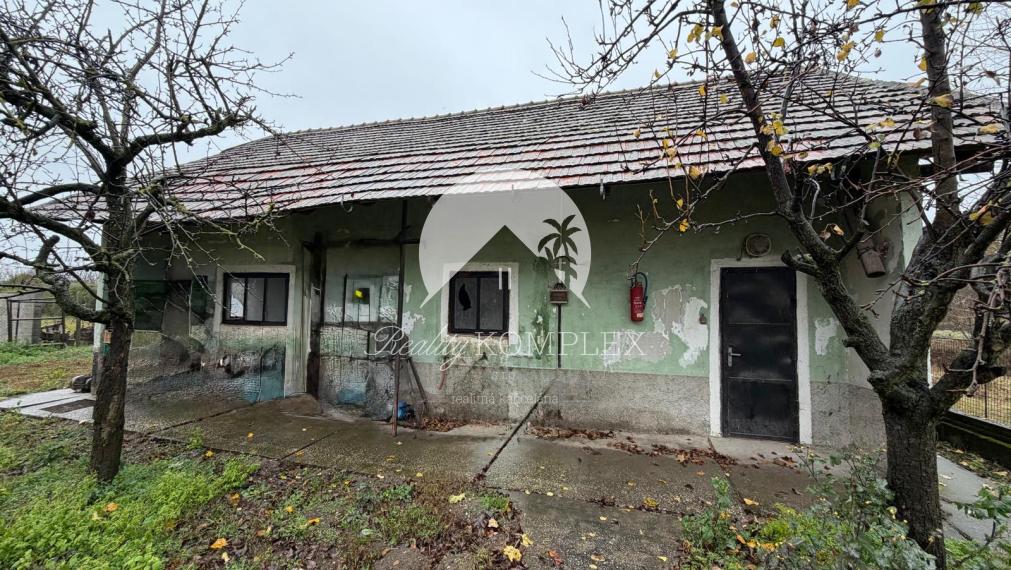 Reality KOMPLEX s.r.o. vám ponúka na predaj priestranný tehlový rodinný dom nachádzajúci sa v obci Zemianska Olča.