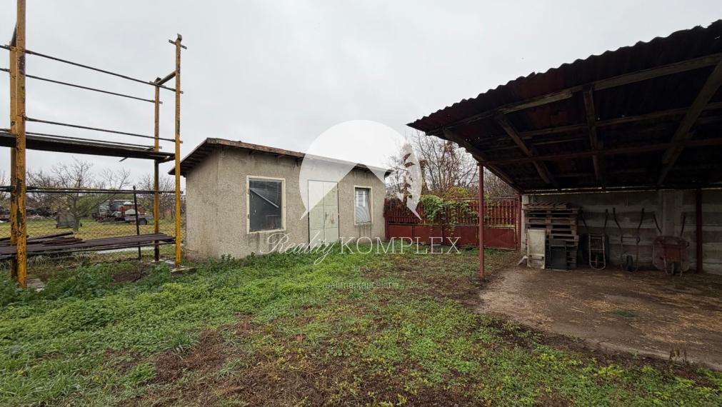 Reality KOMPLEX s.r.o. vám ponúka na predaj priestranný tehlový rodinný dom nachádzajúci sa v obci Zemianska Olča.