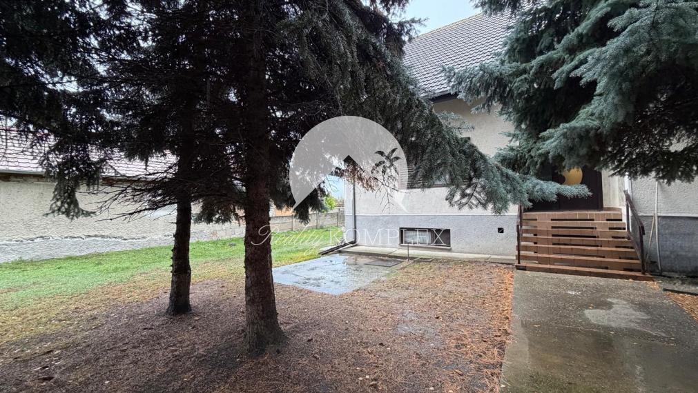 Reality KOMPLEX s.r.o. vám ponúka na predaj priestranný tehlový rodinný dom nachádzajúci sa v obci Zemianska Olča.