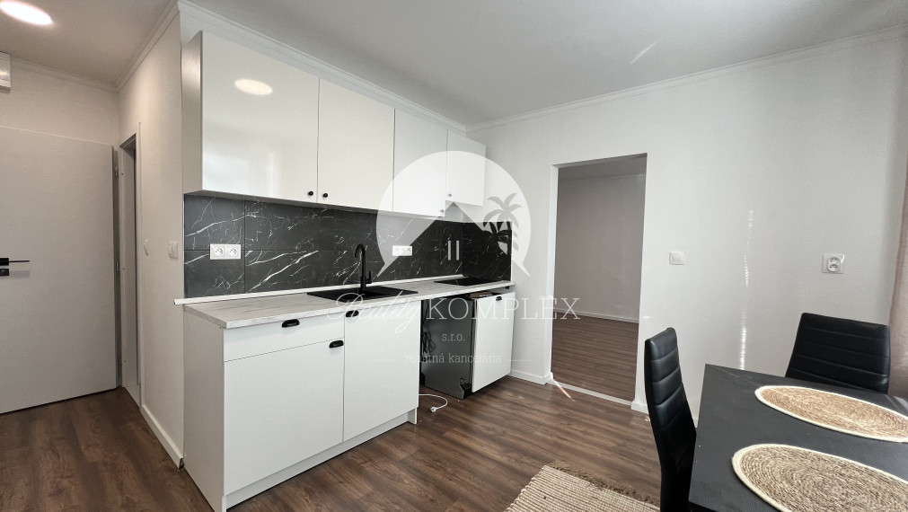 Reality KOMPLEX s.r.o. Vám ponúka na PRENÁJOM štýlový 1 izbový byt v Komárne