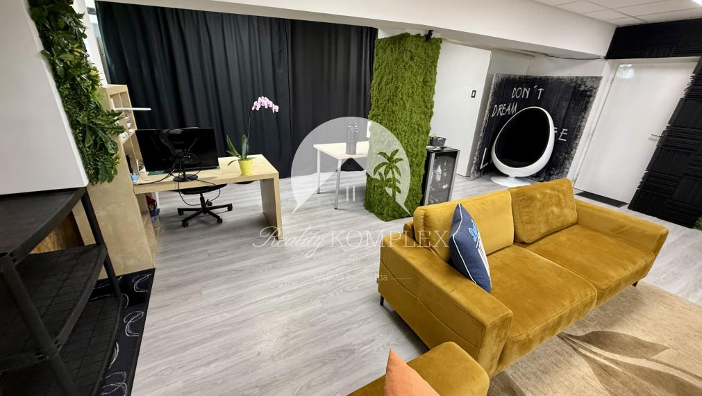Reality KOMPLEX s.r.o. vám ponúka na PREDAJ plne zariadený priestor priamo v centre Komárna.