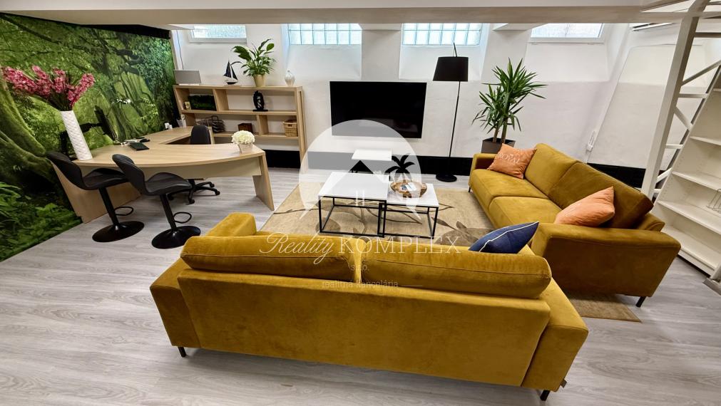 Reality KOMPLEX s.r.o. vám ponúka na PREDAJ plne zariadený priestor priamo v centre Komárna.