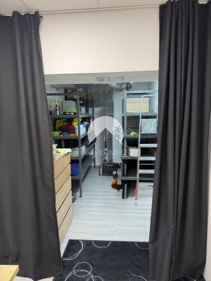 Reality KOMPLEX s.r.o. vám ponúka na PREDAJ plne zariadený priestor priamo v centre Komárna.