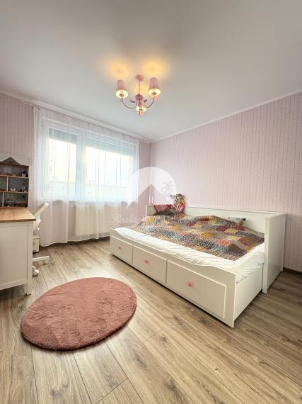 Reality KOMPLEX s.r.o., Vám ponúka kompletne zrekonštruovaný 3-izbový byt s loggiou na prenájom v dobrej lokalite v Komárne !!!