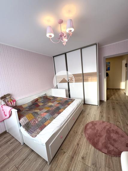 Reality KOMPLEX s.r.o., Vám ponúka kompletne zrekonštruovaný 3-izbový byt s loggiou na prenájom v dobrej lokalite v Komárne !!!