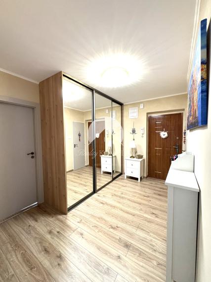 Reality KOMPLEX s.r.o., Vám ponúka kompletne zrekonštruovaný 3-izbový byt s loggiou na prenájom v dobrej lokalite v Komárne !!!