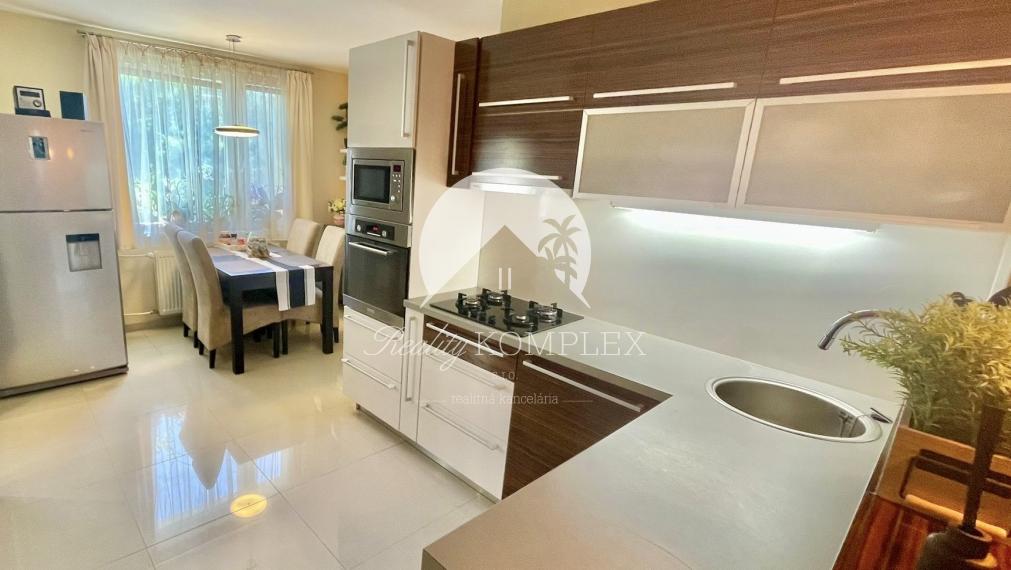 Reality KOMPLEX s.r.o., Vám ponúka na PREDAJ prémiový 3 izbový byt po kompletnej a nadštandardnej  rekonštrukcií v obľúbenej  lokalite Mesta Komárno!