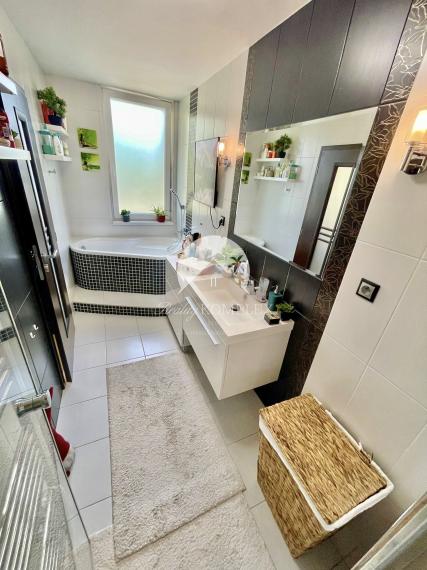 Reality KOMPLEX s.r.o., Vám ponúka na PREDAJ prémiový 3 izbový byt po kompletnej a nadštandardnej  rekonštrukcií v obľúbenej  lokalite Mesta Komárno!