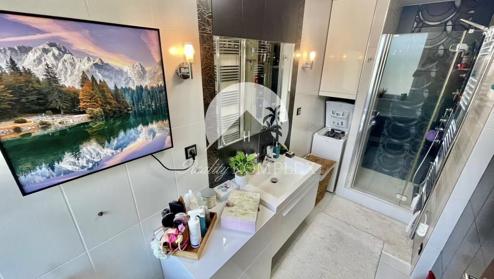 Reality KOMPLEX s.r.o., Vám ponúka na PREDAJ prémiový 3 izbový byt po kompletnej a nadštandardnej  rekonštrukcií v obľúbenej  lokalite Mesta Komárno!