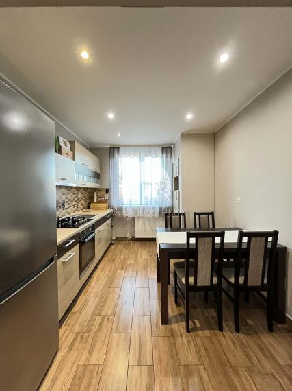 Exkluzívne iba u nás Vám Reality KOMPLEX s.r.o., ponúka na predaj 3 izbový  svojpomocný byt s garážou v tichej lokalite Mesta Komárno.