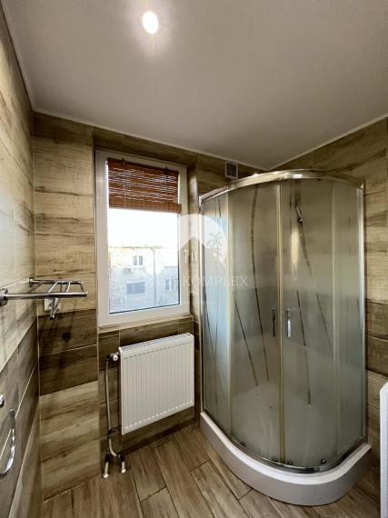 Exkluzívne iba u nás Vám Reality KOMPLEX s.r.o., ponúka na predaj 3 izbový  svojpomocný byt s garážou v tichej lokalite Mesta Komárno.