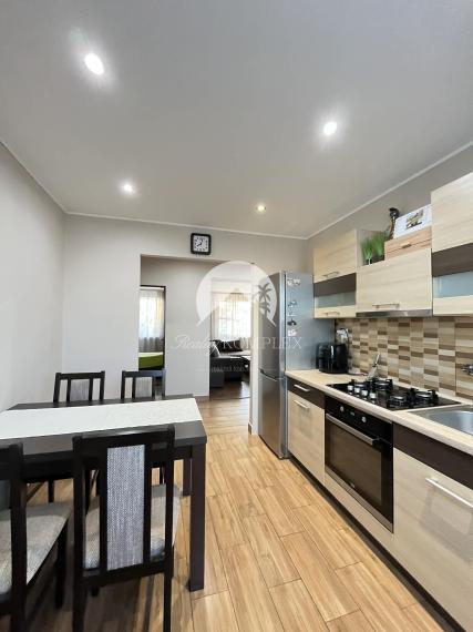 Exkluzívne iba u nás Vám Reality KOMPLEX s.r.o., ponúka na predaj 3 izbový  svojpomocný byt s garážou v tichej lokalite Mesta Komárno.