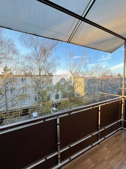 Exkluzívne iba u nás Vám Reality KOMPLEX s.r.o., ponúka na predaj 3 izbový  svojpomocný byt s garážou v tichej lokalite Mesta Komárno.