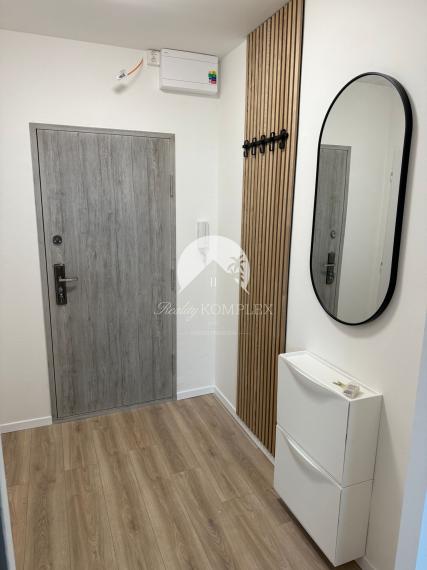 Krásny, zrekonštruovaný a moderne zariadený 1-izbový byt s balkónom do NÁJMU veľmi blízko centra Komárna!!