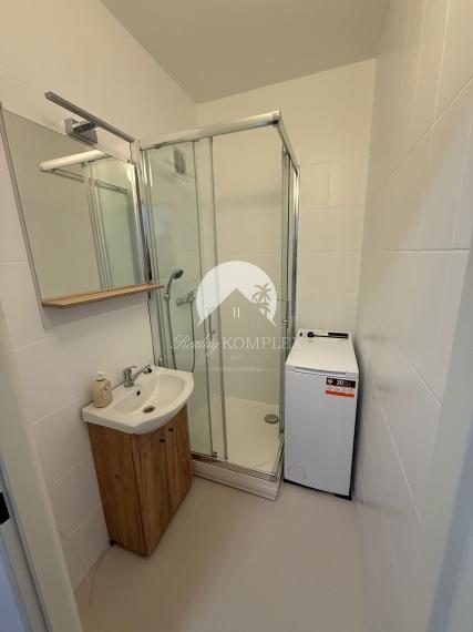 Krásny, zrekonštruovaný a moderne zariadený 1-izbový byt s balkónom do NÁJMU veľmi blízko centra Komárna!!