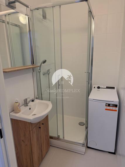 Krásny, zrekonštruovaný a moderne zariadený 1-izbový byt s balkónom do NÁJMU veľmi blízko centra Komárna!!