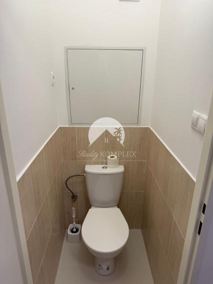 Krásny, zrekonštruovaný a moderne zariadený 1-izbový byt s balkónom do NÁJMU veľmi blízko centra Komárna!!