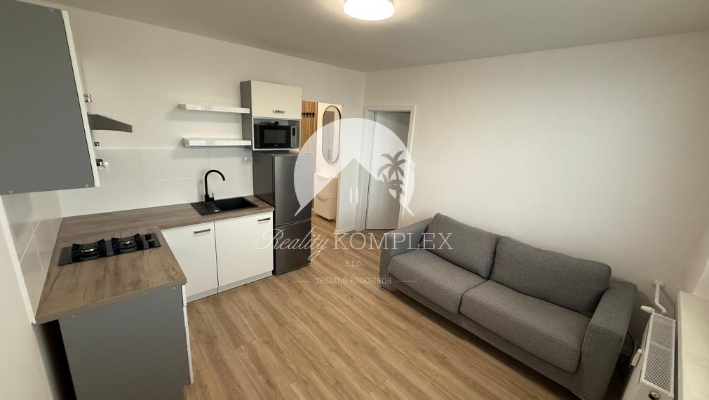 Krásny, zrekonštruovaný a moderne zariadený 1-izbový byt s balkónom do NÁJMU veľmi blízko centra Komárna!!