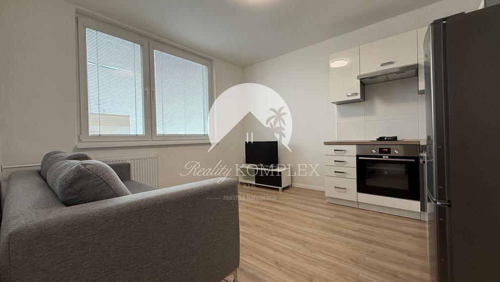 Krásny, zrekonštruovaný a moderne zariadený 1-izbový byt s balkónom do NÁJMU veľmi blízko centra Komárna!!