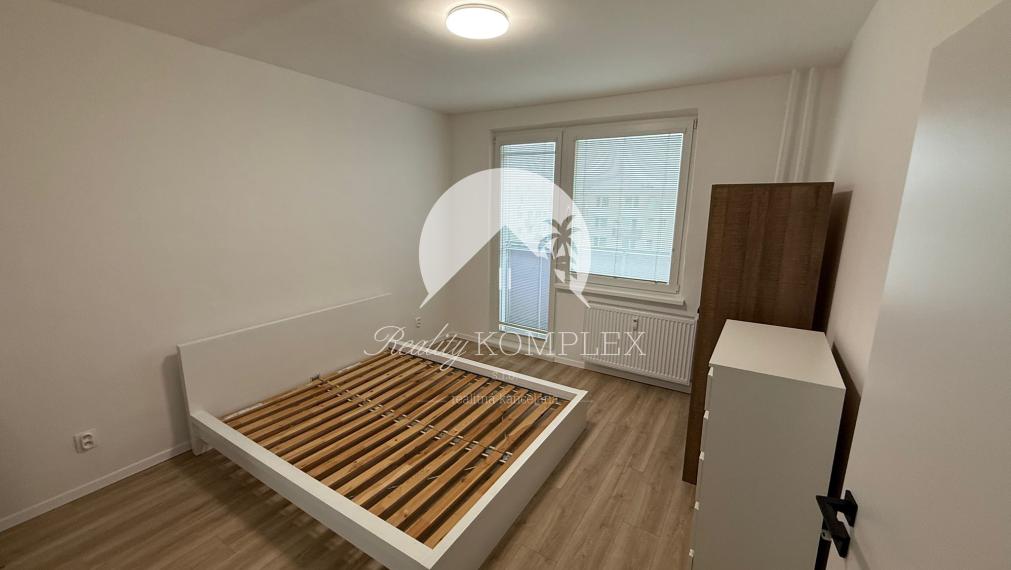 Krásny, zrekonštruovaný a moderne zariadený 1-izbový byt s balkónom do NÁJMU veľmi blízko centra Komárna!!