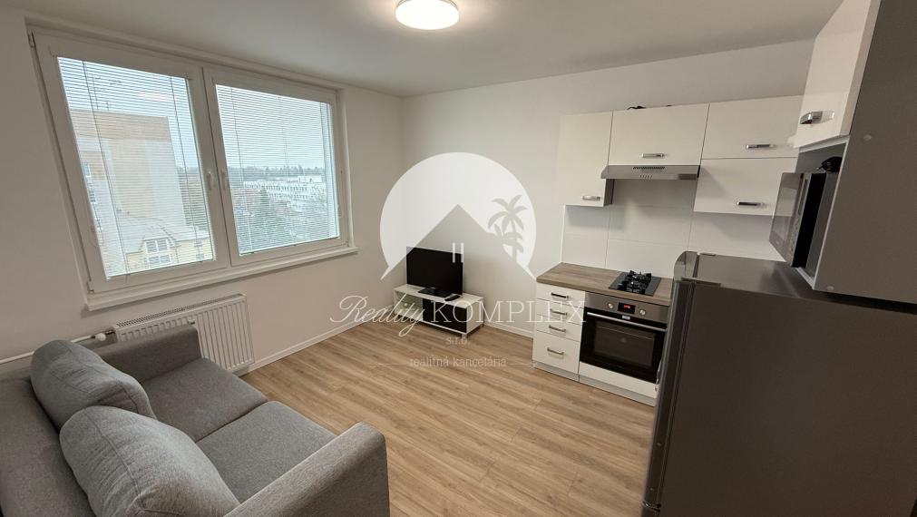 Krásny, zrekonštruovaný a moderne zariadený 1-izbový byt s balkónom do NÁJMU veľmi blízko centra Komárna!!