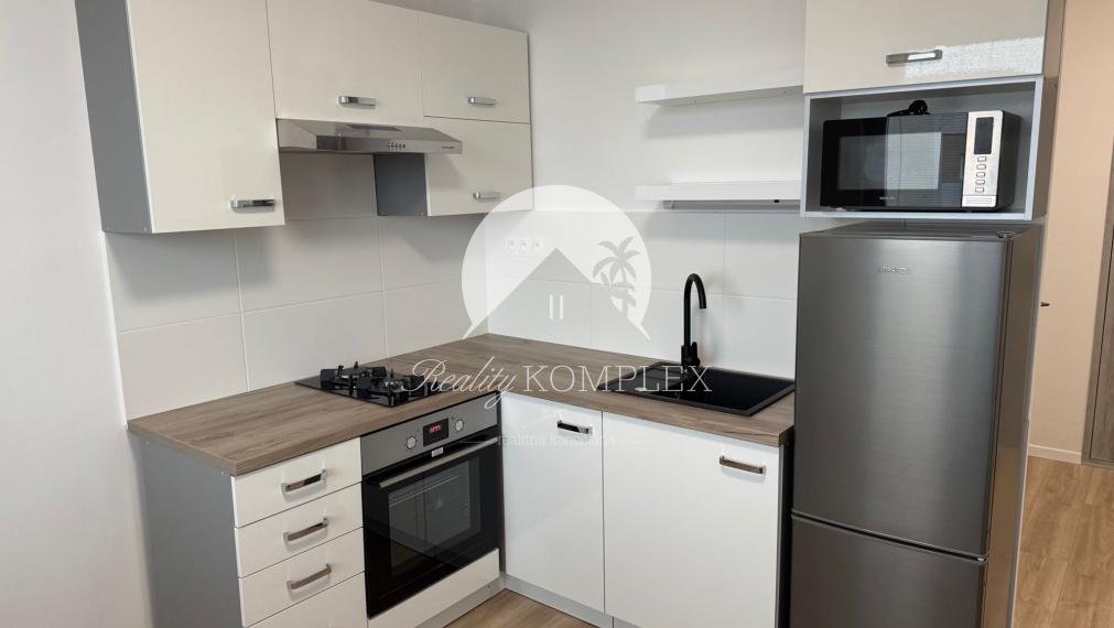 Krásny, zrekonštruovaný a moderne zariadený 1-izbový byt s balkónom do NÁJMU veľmi blízko centra Komárna!!