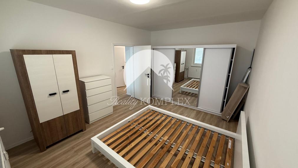 Krásny, zrekonštruovaný a moderne zariadený 1-izbový byt s balkónom do NÁJMU veľmi blízko centra Komárna!!