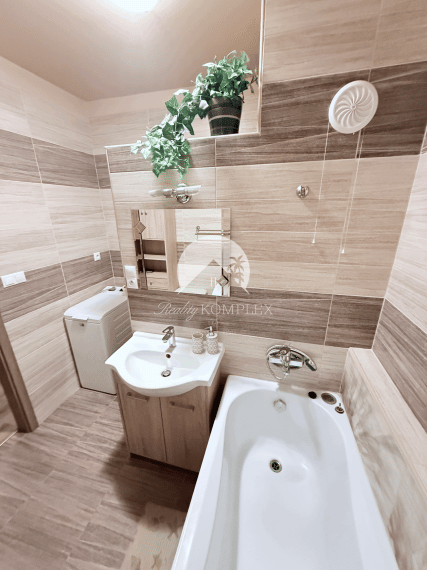 Reality KOMPLEX s.r.o. Vám ponúka 3-izbový zariadený byt s loggiou NA PRENÁJOM - Dunajská Streda