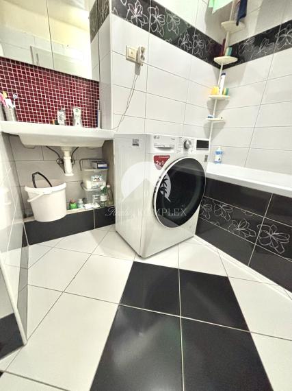 Exkluzívne iba u nás Vám Reality KOMPLEX s.r.o., ponúka na PREDAJ krásny  2 izbový byt v tehlovom bytovom dome  v obľúbenej  lokalite Mesta Komárno!