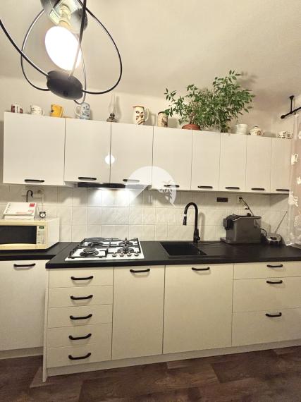 Exkluzívne iba u nás Vám Reality KOMPLEX s.r.o., ponúka na PREDAJ krásny  2 izbový byt v tehlovom bytovom dome  v obľúbenej  lokalite Mesta Komárno!