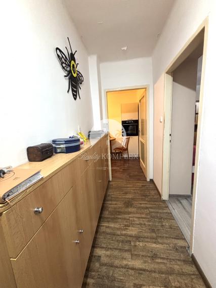 Exkluzívne iba u nás Vám Reality KOMPLEX s.r.o., ponúka na PREDAJ krásny  2 izbový byt v tehlovom bytovom dome  v obľúbenej  lokalite Mesta Komárno!