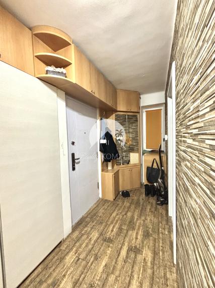 Exkluzívne iba u nás Vám Reality KOMPLEX s.r.o., ponúka na PREDAJ krásny  2 izbový byt v tehlovom bytovom dome  v obľúbenej  lokalite Mesta Komárno!