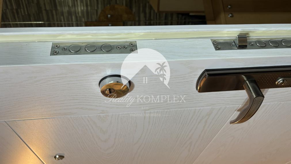 Exkluzívne iba u nás Vám Reality KOMPLEX s.r.o., ponúka na PREDAJ krásny  2 izbový byt v tehlovom bytovom dome  v obľúbenej  lokalite Mesta Komárno!