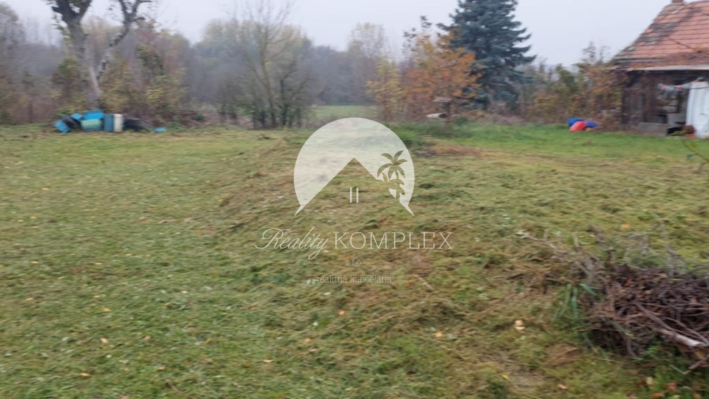 Reality KOMPLEX s.r.o. Vám ponúka na predaj rozľahlý stavebný pozemok o výmere 5 177 m² v obľúbenej rekreačnej oblasti, len pár minút od jazera Balaton