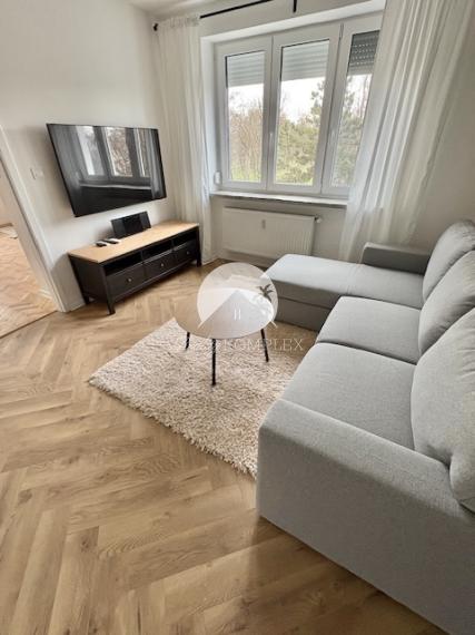 Iba u nás Vám Reality KOMPLEX s.r.o., ponúka na prenájom exkluzívny, nadštandardne zariadený trojizbový byt v atraktívnej lokalite, 250 m od centra mesta Komárno.