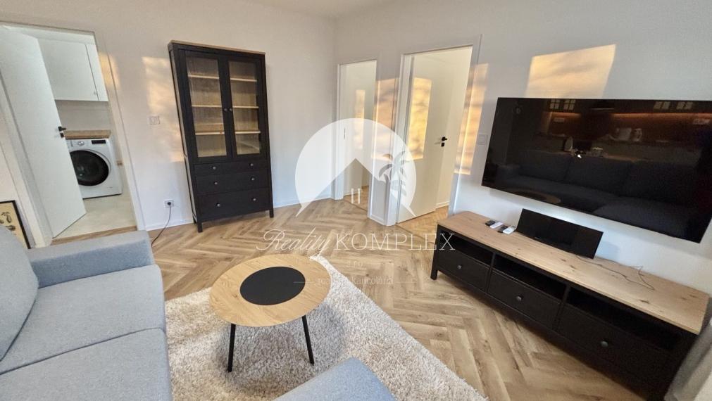 Iba u nás Vám Reality KOMPLEX s.r.o., ponúka na prenájom exkluzívny, nadštandardne zariadený trojizbový byt v atraktívnej lokalite, 250 m od centra mesta Komárno.
