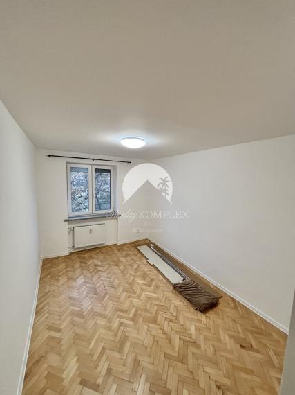 Iba u nás Vám Reality KOMPLEX s.r.o., ponúka na prenájom exkluzívny, nadštandardne zariadený trojizbový byt v atraktívnej lokalite, 250 m od centra mesta Komárno.