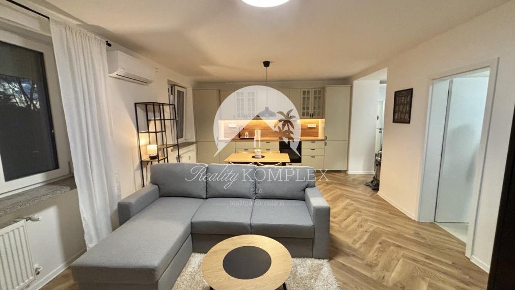 Iba u nás Vám Reality KOMPLEX s.r.o., ponúka na prenájom exkluzívny, nadštandardne zariadený trojizbový byt v atraktívnej lokalite, 250 m od centra mesta Komárno.