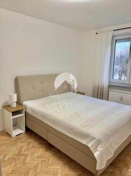 Iba u nás Vám Reality KOMPLEX s.r.o., ponúka na prenájom exkluzívny, nadštandardne zariadený trojizbový byt v atraktívnej lokalite, 250 m od centra mesta Komárno.