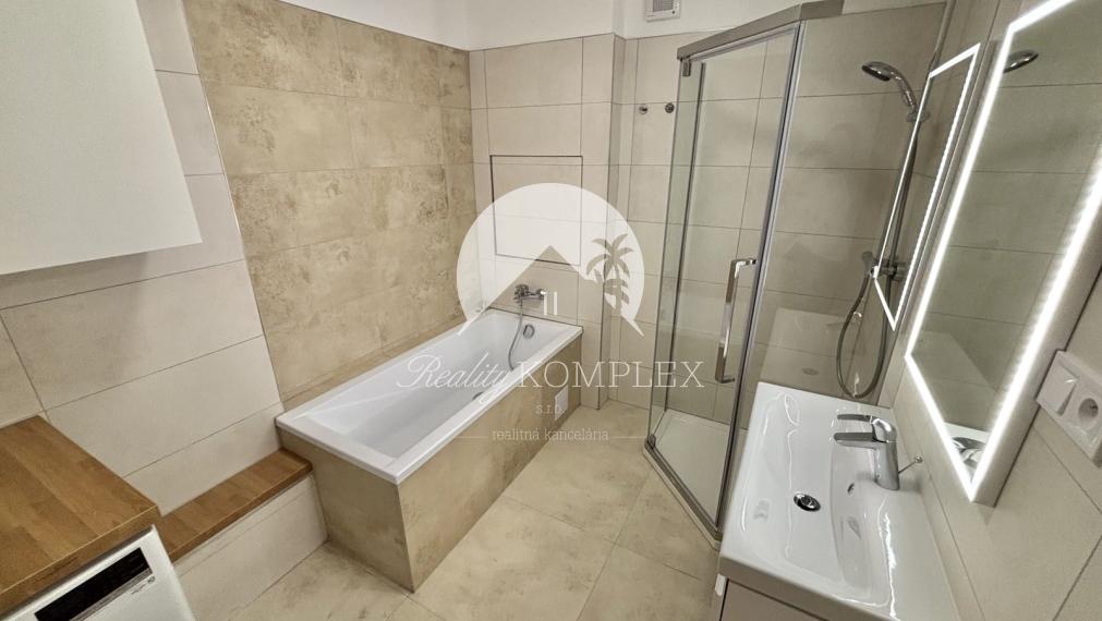 Iba u nás Vám Reality KOMPLEX s.r.o., ponúka na prenájom exkluzívny, nadštandardne zariadený trojizbový byt v atraktívnej lokalite, 250 m od centra mesta Komárno.