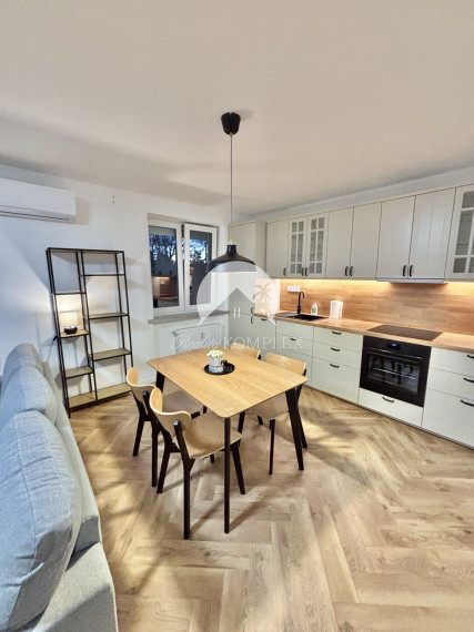 Iba u nás Vám Reality KOMPLEX s.r.o., ponúka na prenájom exkluzívny, nadštandardne zariadený trojizbový byt v atraktívnej lokalite, 250 m od centra mesta Komárno.